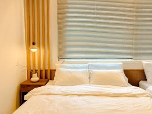 a bedroom with a bed and a window with blinds at Sinnonhyeon Station 5minutes, Gangnam Plastic Surgery, Severance Hospital, COEX, airport bus 5minutes, Hongdae 30minutes, Itaewon 15minutes, 명동 30minutes in Seoul
