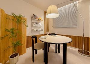 a dining room with a table and a plant at Sinnonhyeon Station 5minutes, Gangnam Plastic Surgery, Severance Hospital, COEX, airport bus 5minutes, Hongdae 30minutes, Itaewon 15minutes, 명동 30minutes in Seoul