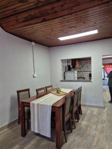 a dining room with a table and chairs at Casa Maipu in Corrientes