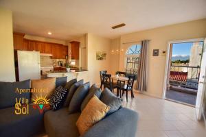 a living room with a couch and a kitchen at Villa Del Sol in Ixmiquilpan