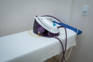 a helmet sitting on top of a bed at Hotel QualitySul in Teixeira de Freitas +39 photos