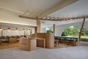 a restaurant with a table and chairs in a room at Phetara Hotel Mahachai by PCL in Samut Sakhon