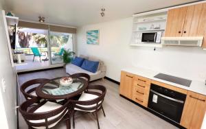 a small kitchen with a table and chairs in a room at Playa Paraíso Resort in Concón