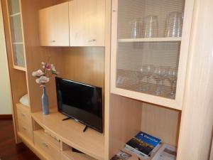 Televízia a/alebo spoločenská miestnosť v ubytovaní Apartamento Cereixos