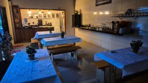 a restaurant with three blue tables in a room at Pousada Paraiso valle verde in Estivado