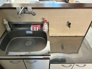a kitchen counter with a sink in a kitchen at アルピエd 201号室 軽自動車無料駐車場Wi-Fiあります お部屋リフォーム済み in Kumamoto