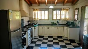a kitchen with a black and white checkered floor at Buon Riposo in Córdoba