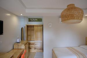 a bedroom with a bed and a table and a mirror at Olana Bed and Breakfast in Labrador