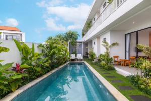 an image of a swimming pool in a villa at Famiglie Guest House in Canggu