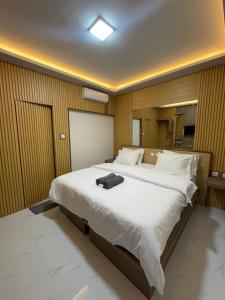 a bedroom with a large white bed in it at 7 Day Inn in Gili Trawangan +7 photos