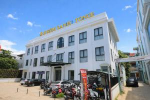 a white building with motorcycles parked in front of it at Hoa Hồng Hotel Sơn La in Sơn La +52 photos