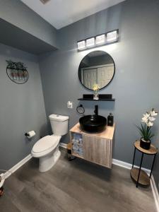 a bathroom with a toilet and a mirror at Comfortstayrus in Orange