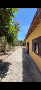 an empty road next to a house with a tree at Temporada Verão in Prado