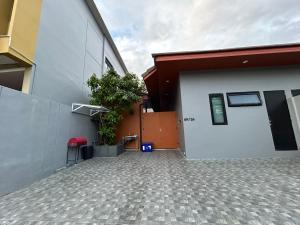 a building with a courtyard with a door and plants at Bluda Poolvilla A in Hat Yai