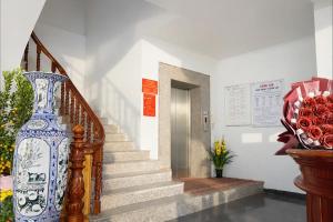a staircase with a large blue and white vase on it at Thắng Lợi Hotel in Thanh Hóa