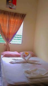a bed with two swans made out of towels at Cocos Hostel in Moyogalpa