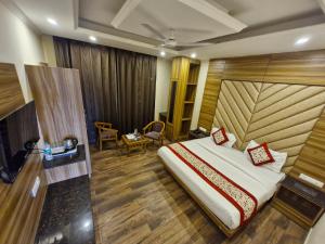 a bedroom with a large bed in a room at Pinnacle Vesta Homestay in Mussoorie