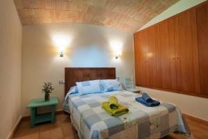 a bedroom with a bed with a hat on it at Cal Ferrer Pujol in Ordis