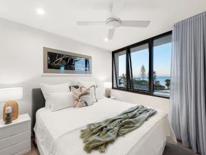 ein Schlafzimmer mit einem Bett und einem großen Fenster in der Unterkunft Allure Mooloolaba in Mooloolaba