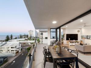 ein Balkon mit Tisch und Stühlen und Meerblick in der Unterkunft Allure Mooloolaba in Mooloolaba