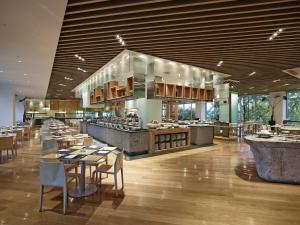 ein Restaurant mit Tischen und Stühlen in einem Raum in der Unterkunft Rolling Hills Hotel in Hwaseong