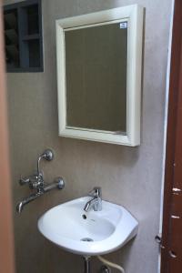 那格浦爾的住宿－Shivam Apartment，浴室设有白色水槽和镜子