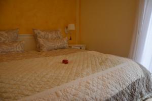 een rode appel op een bed bij Ferienwohnung an der Elbe in Dresden