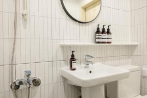 a white bathroom with a sink and a mirror at 미니호텔 먹 in Seoul +46 photos