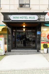 a mini hotel mue in front of a building at 미니호텔 먹 in Seoul