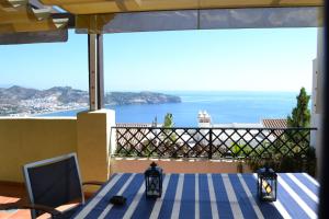 una mesa en un balcón con vistas al océano en Casa José, en La Herradura