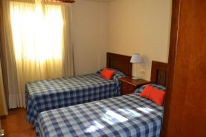a bedroom with two beds and a window at Casa José in La Herradura