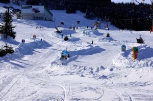 Chalet an der Piste v zime