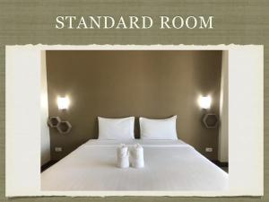 a bedroom with a bed with two white pillows at โรงแรมพันวลี in Ban Hua Phrong