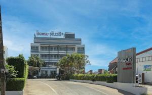 a building with a sign on the top of it at โรงแรมพันวลี in Ban Hua Phrong