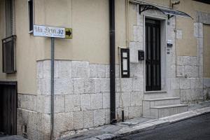 un panneau indiquant la rue sur le côté d'un bâtiment dans l'établissement B&B ViaBrin 32, à Altamura