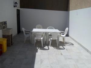 jadalnia z białym stołem i krzesłami w obiekcie Case vacanze Alice e Salvo w mieście Avola