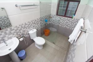 Koupelna v ubytování Lake County Heritage Home + 30 fotografií