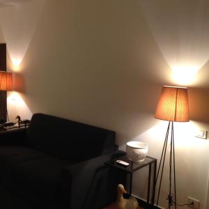 un soggiorno con divano e 2 lampade di Sori Modern Loft a Sori
