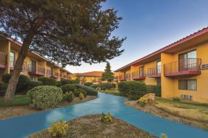 a walkway through the courtyard of a building at Baymont by Wyndham Tehachapi in Tehachapi
