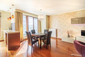 a dining room with a table and chairs at Apartament Sea Towers in Gdynia