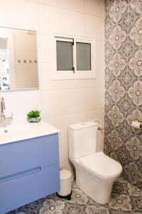 a bathroom with a toilet and a sink at הבית ליד הבוסתן דירה לזוג in Mikhmannim +35 photos