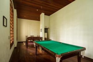 a pool table in the middle of a room at Cobertura Morro do Elefante in Campos do Jordão