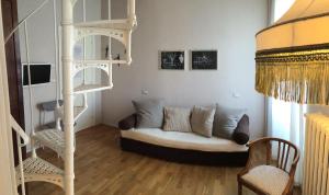 ein Wohnzimmer mit Sofa und Bücherregal in der Unterkunft Altrocanto in Farindola