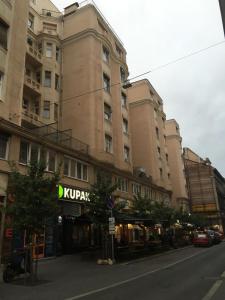 ブダペストにあるSynagogue Gozsdu Private Apartmentsの通路脇の大きな建物