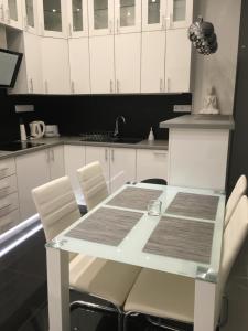 A kitchen or kitchenette at Synagogue Gozsdu Private Apartments