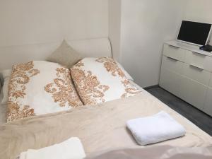 A bed or beds in a room at Synagogue Gozsdu Private Apartments