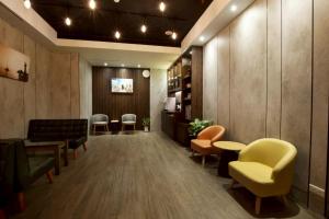 a lobby with chairs and tables and a waiting room at Tai Shinu Hotel in Douliu