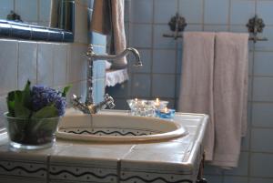 a bathroom with a sink and a mirror and towels at Casa Rural Las Llanadas in Garafía