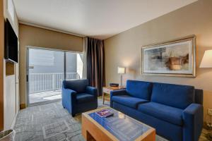 a living room with a blue couch and a table at Diamond Suite at Platinum Hotel in Las Vegas