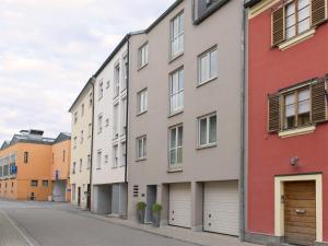una fila di edifici su una strada di città di Donau Lodge Boardinghouse a Straubing